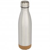 Cove 500 ml:n kaksiseinämäinen tyhjiöeristetty ruostumattomasta teräksestä valmistettu vesipullo korkkisella yksityiskohdalla. Matta hopea
